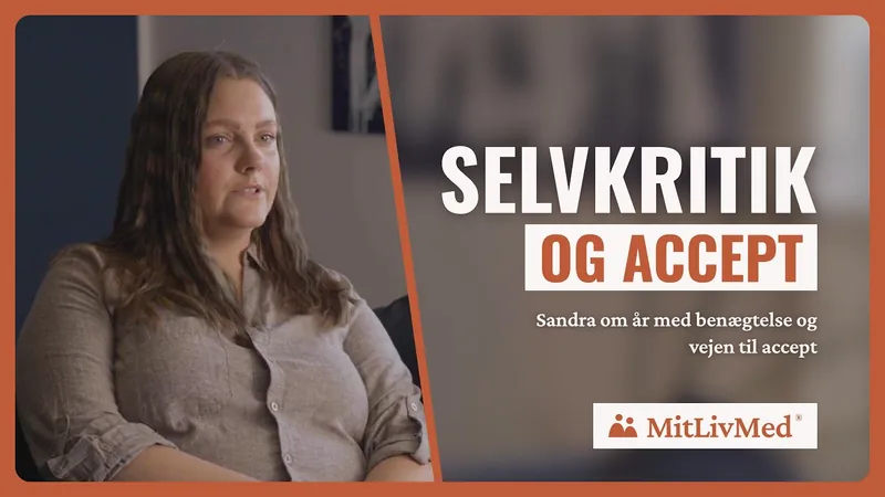 Sandra fortæller ved siden af teksten “Selvkritik og accept”.